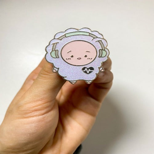 EVIE - [METAL PIN] "HELLO, I'M EVIE ♥"